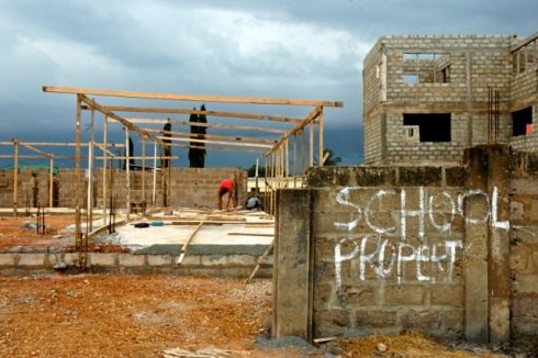 Bauphase der provisorischen Schulgebäude