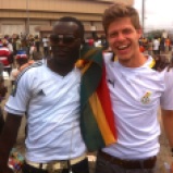 Ghanaer mit Deutschland-Trikot und Deutscher mit Ghana-Trikot