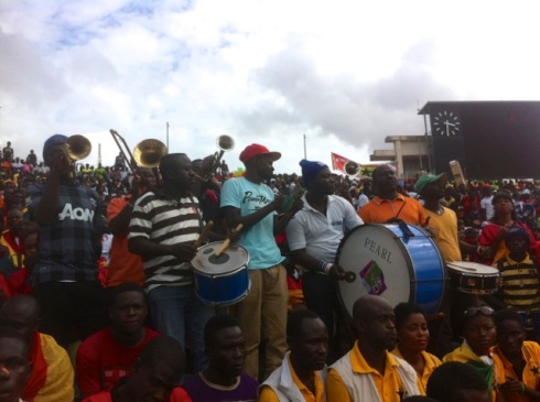 Ghana vs. Zambia: Tromme- und Blaskapellen sorgen for ununterbrochene Partystimmung