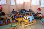 Schulkinder in den neuen Gebäuden der Adei Foundation
